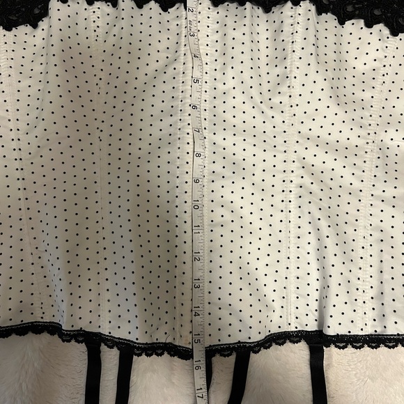 Fredericks of Hollywood white with blk polka dots corset. Size 42. - Picture 13 of 13